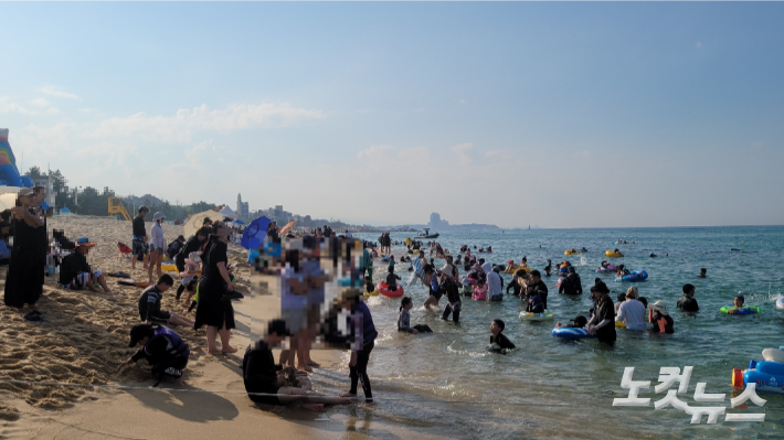 피서철 극성수기를 맞아 지난 3일 강릉 경포해수욕장을 찾은 피서객들. 전영래 기자