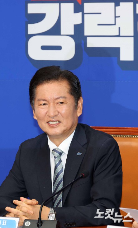 강력한 미소짓는 정청래 신임 대표