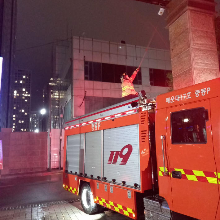 3일 부산 해운대구의 한 아파트 앞 간판이 흔들려 소방당국이 안전조치하고 있다. 부산소방재난본부 제공 