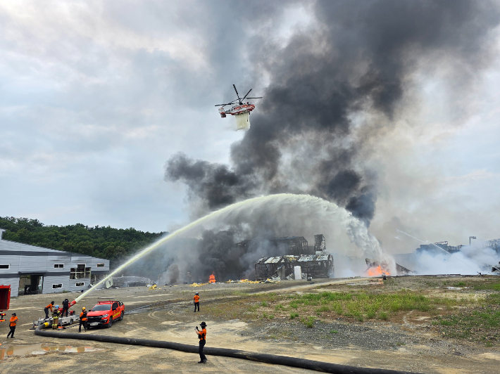 3일 오후 경북 영천시 금호읍 채신공단의 화장품 원료 공장에서 난 불을 진화하고 있다. 경북소방본부 제공