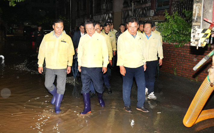김영록 전라남도지사가 3일 가족상에도 이날 저녁 1시간 동안 극한호우가 쏟아진 무안군 무안읍보건소 등 주변 가구 침수 피해 현장을 방문, 피해 현황을 청취하고 신속한 복구 대책을 당부하고 있다. 전라남도 제공