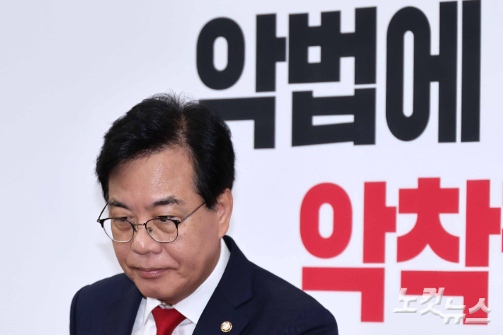 세제 개편 비판 브리핑 장면