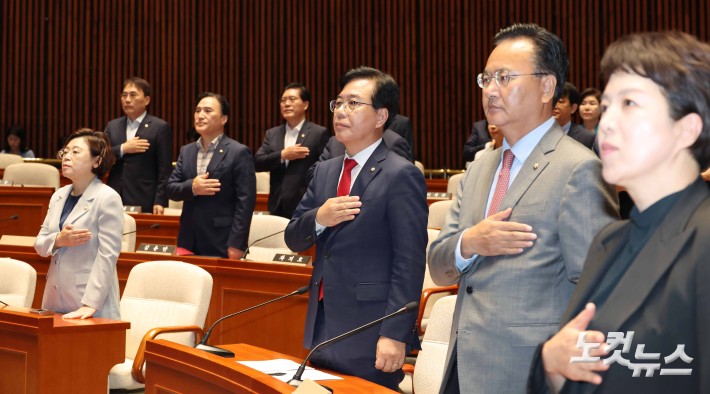 국민의례하는 송언석 원내대표