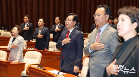 국민의례하는 송언석 원내대표