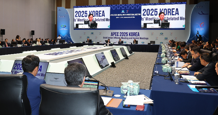 배경훈 과학기술정보통신부 장관이 4일 인천 연수구 송도컨벤시아에서 열린 '2025 아시아태평양경제협력체( APEC) 디지털·AI 장관회의' 개회식에서 개회사를 하고 있다. 연합뉴스