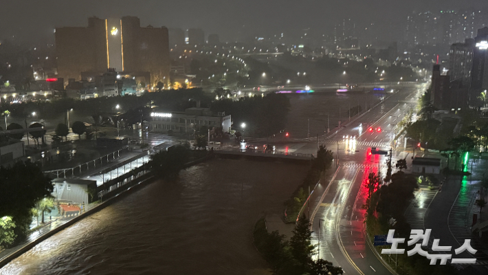 3일 밤 광주와 전남 지역에 쏟아진 집중호우로 하천 수위가 급격히 상승한 가운데 광주 북구 광주천이 범람 직전까지 차오른 모습. 김한영 기자