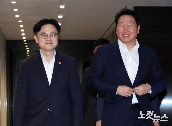 함께 웃는 산자부 장관-대한상의 회장