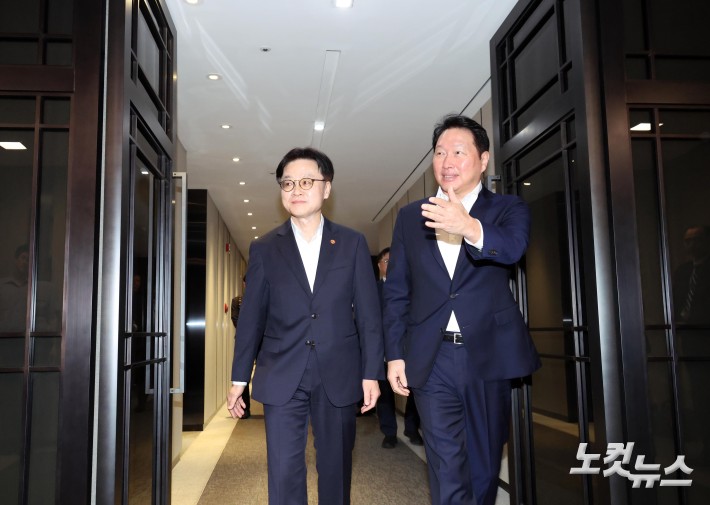 환담 장소로 이동하는 김정관-최태원