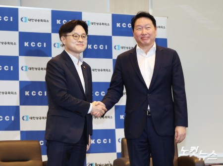 악수하는 산자부 장관-상의 회장