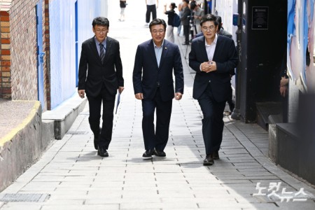 윤호중 행정안전부 장관이 4일 오후 서울 용산구 이태원 참사 현장을 방문해 추모하고 있다.