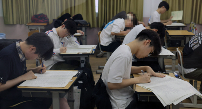 2024학년도 대학수학능력시험 대비 6월 모의평가 날인 4일 광주 전대사대부속고등학교에서 3학년 학생들이 모의고사를 치르고 있다. 광주시교육청 제공