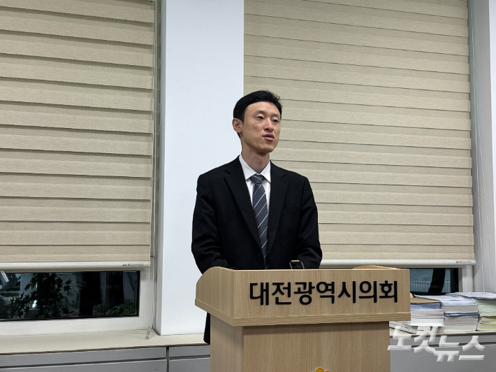 이중호 대전시의회 윤리특별위원회장이 4일 대전시의회 기자실에서 제명 의결 건을 설명하고 있다. 정세영 기자