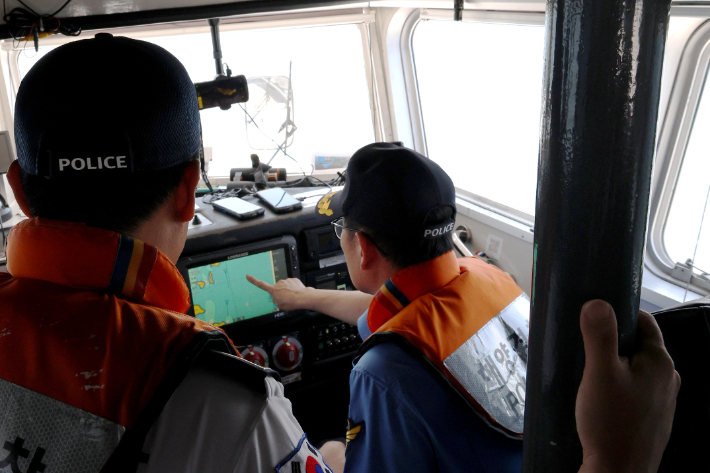 전남 여수해양경찰서는 갈치 금어기 해제일인 지난 1일 주요 항·포구와 출·입항 항로에 대해 안전 점검을 실시했다. 여수해경 제공