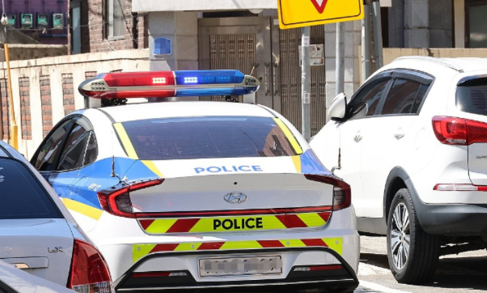 대전 서구 교제 살인 현장 근처를 순찰하는 경찰차. 연합뉴스