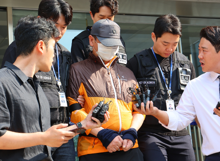 인천 송도에서 사제 총기로 아들을 살해한 60대 남성 A씨가 지난달 30일 인천 논현경찰서 유치장에서 검찰로 송치되고 있다. 연합뉴스