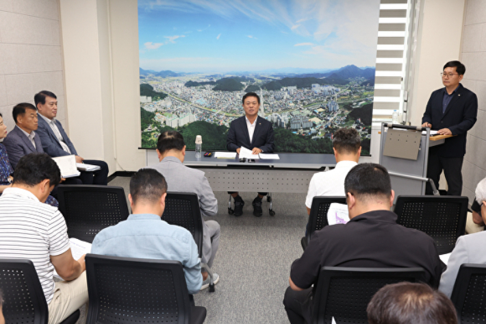이학수 정읍시장은 4일 정읍시청에서 기자 회견을 열고 "시민 안전이 보장되지 않는 상황에서의 화력발전소 공사 강행은 절대 용납할 수 없다"며 "'건축공사 중지 가처분' 신청을 제기할 예정이다"고 밝혔다. 정읍시 제공