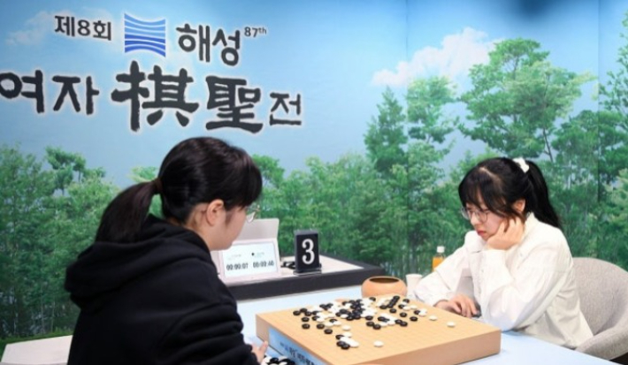 '바둑 여제' 최정 9단(사진 오른쪽)이 지난해 12월 10일 한국기원 바둑TV스튜디오에서 열린 제8회 해성 여자기성전 결승 3번기 최종국에서 일본의 바둑천재 나카무라 스미레 3단을 꺾고 이 대회 통산 다섯번째 우승을 기록했다. 한국기원 제공