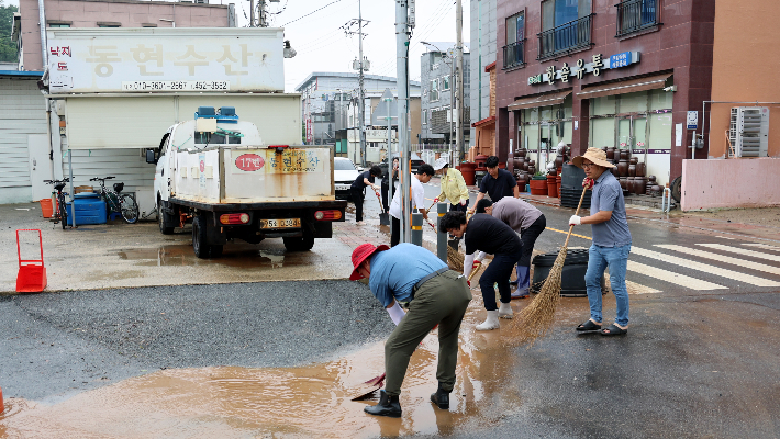 4일 전남 무안군 무안읍에서 무안군청 직원이 집중호우 피해 복구 활동을 하고 있다. 전남 무안군 제공