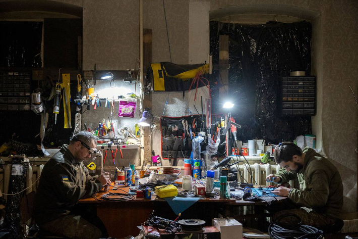 드론을 조립하는 우크라이나군. 우크라이나 국방부 X 계정 게시글 캡처