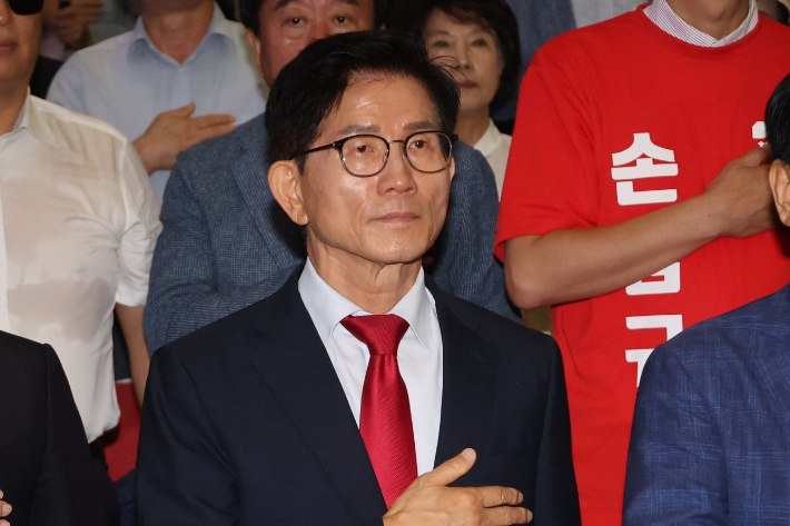 국민의힘 김문수 당대표 후보가 4일 서울 여의도 국회 의원회관에서 투게더포럼이 주최한 시국토론회에 참석해 국기에 경례하고 있다. 연합뉴스