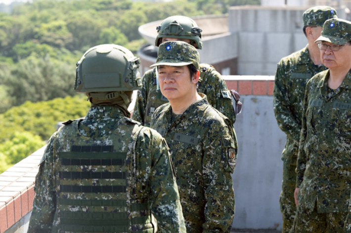 미국은 최근 라이칭더 (賴淸德) 대만 총통의 미국 경유 방문을 이례적으로 허용하지 않았다. 관세 협상을 하고 있는 중국을 자극하지 않으려는 것으로 해석된다. 사진은 지난 7월 15일 한광훈련을 시찰하고 있는 라이칭더 대만 총통. 대만 총통부 홈페이지