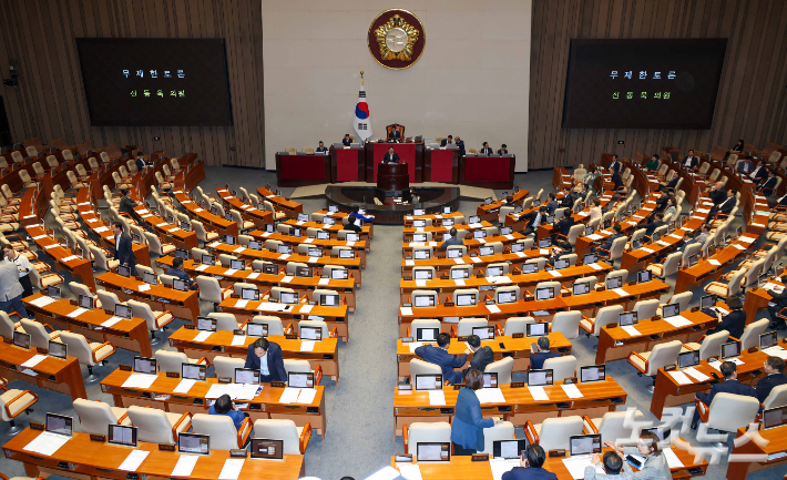 4일 국회 본회의에서 '방송3법(방송법·방송문화진흥회법·한국교육방송공사법 개정안)' 상정과 관련한 국민의힘 신동욱 의원의 무제한토론(필리버스터)이 진행되고 있다. 박종민 기자