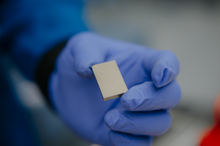 첨단 무기 제조에 필수적인 희토류 자석.  미국 MP 머터리얼즈 제공