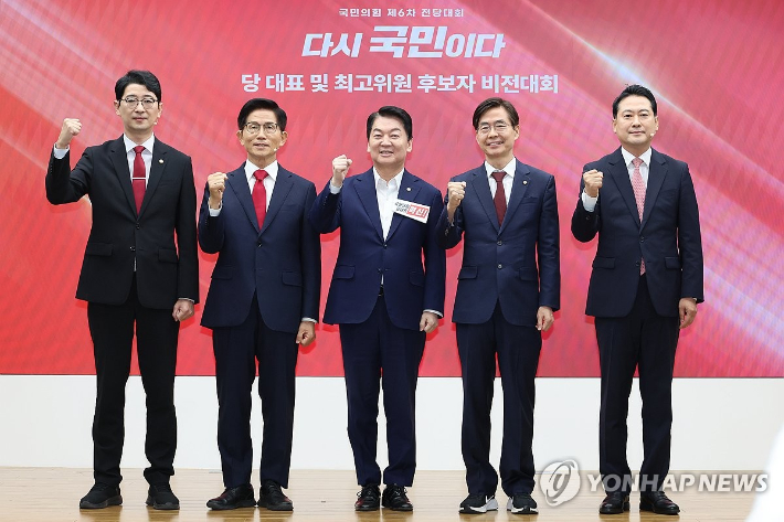 (서울=연합뉴스) 김주성 기자 = 3일 서울 여의도 국민의힘 당사에서 열린 제6차 전당대회 후보자 비전대회에서 주진우(왼쪽부터)·김문수·안철수·조경태·장동혁 당 대표 후보들이 기념촬영 하고 있다. 2025.8.3 utzza@yna.co.kr 연합뉴스