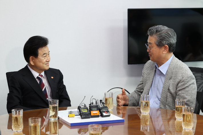 정동영 통일부 장관이 4일 서울 여의도 국회의원회관에서 대북협력민간단체협의회(북민협) 회장단과 만나 면담하고 있다. 통일부 제공