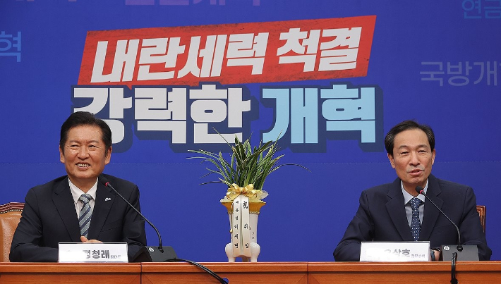 우상호 대통령실 정무수석이 4일 국회 당대표실에서 더불어민주당 정청래 신임 대표를 예방한 뒤 인사말을 하고 있다. 연합뉴스