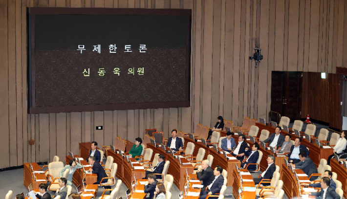 4일 국회 본회의에서 국민의힘 의원들이 '방송3법(방송법·방송문화진흥회법·한국교육방송공사법 개정안)' 상정과 관련한 신동욱 의원의 무제한토론(필리버스터) 발언을 듣고 있다. 박종민 기자