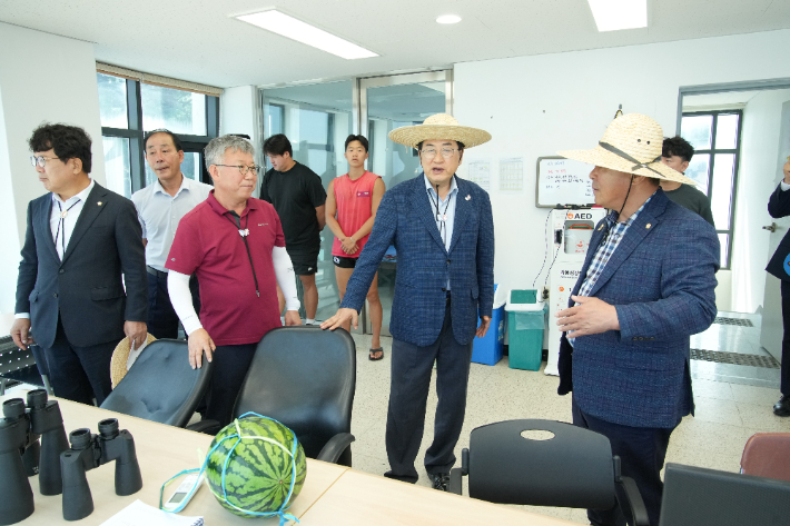 주낙영 경주시장이 해수욕장 현장을 점검하고 있다. 경주시 제공 