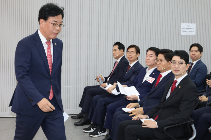 발언 마친 송언석 비대위원장      (서울=연합뉴스) 김주성 기자 = 국민의힘 송언석 비상대책위원장이 3일 서울 여의도 국민의힘 당사에서 열린 제6차 전당대회 후보자 비전대회에서 발언을 마친 뒤 자리로 돌아가고 있다. 오른쪽부터 당대표에 출마한 주진우·김문수·안철수·조경태·장동혁 후보. 2025.8.3     utzza@yna.co.kr (끝)   <저작권자(c) 연합뉴스, 무단 전재-재배포, AI 학습 및 활용 금지> 연합뉴스