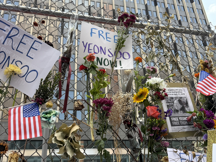 성공회 뉴욕 교구, 뉴욕이민연대 등은 지난 2일 미국 뉴욕 맨해튼 이민세관단속국(ICE) 연방청사 앞에서 기자회견을 열고 ICE 요원들에 의해 체포된 성공회 사제인 김기리 신부의 자녀 고연수(20)씨의 즉각적인 석방을 요구했다. 사진은 ICE 청사 앞 철조망에 놓인 꽃과 석방 촉구 포스터. 연합뉴스