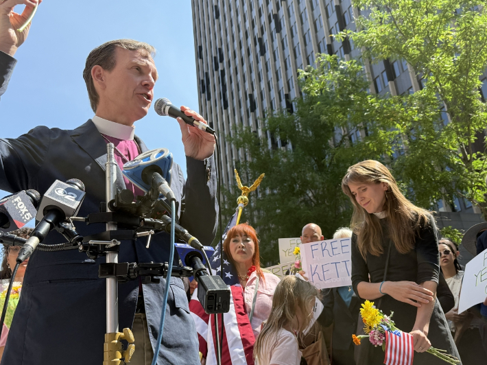  매슈 헤이드 성공회 뉴욕교구 주교는 "이번 사건은 이민자에 대한 무자비한 단속이 적법한 절차없이 자행되고 있음을 보여주는 사례"라며 "지금의 이민자 정책은 혼돈의 정책이자, 잔혹함을 요체로 가지고 있다"고 비판했다. 이어 "오늘 우리는 고씨의 석방 뿐만 아니라 즉각적인 제도 개선을 요구한다"고 강조했다. 연합뉴스