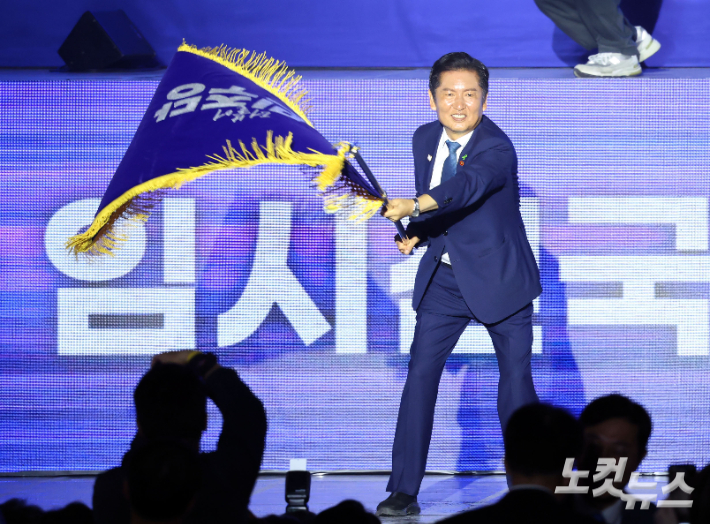 더불어민주당 정청래 신임 당대표가 2일 오후 경기 고양시 킨텍스에서 열린 제2차 임시전국당원대회에서 당기를 흔들고 있다. 고양=황진환 기자