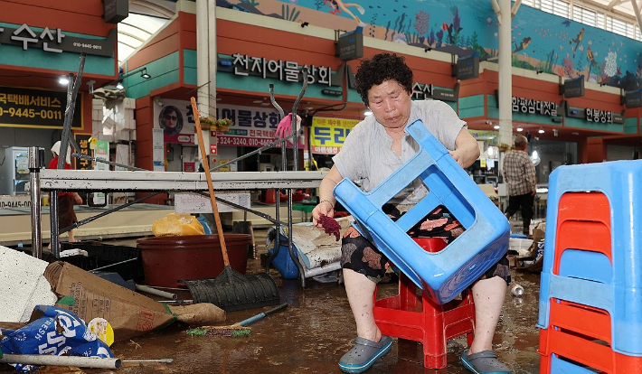 4일 오전 전남 함평군 함평천지전통시장에서 상인들이 수해 복구 작업을 하고 있다. 연합뉴스