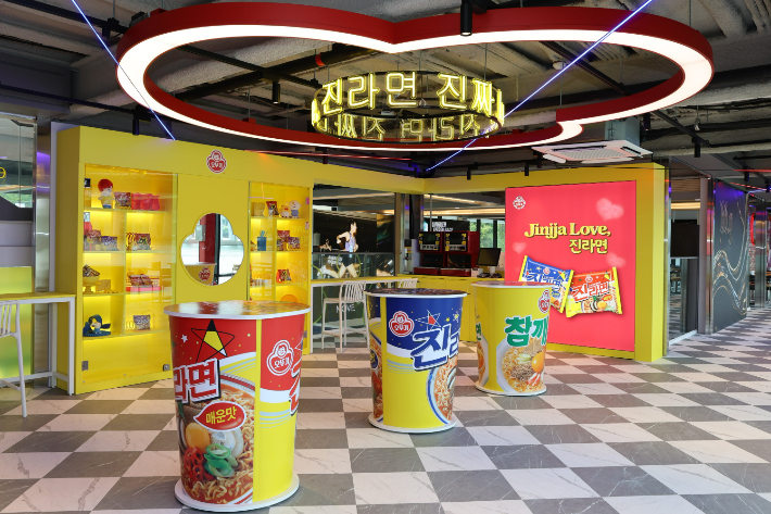 한강버스 압구정 선착장 내 오뚜기 '해피냠냠 라면가게' 전경. 오뚜기 제공