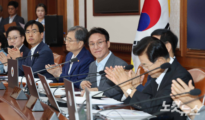 김민석 국무총리가 5일 오전 서울 종로구 정부서울청사에서 열린 국무회의에서 신임 국무위원의 인사말을 듣고 있다. 박종민 기자