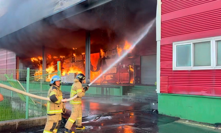 김 생산공장의 화재 진화 중인 모습. 충남소방본부 제공