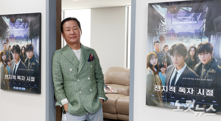 영화 '전지적 독자 시점' 제작사 원동연 대표가 21일 오후 서울 강남구 리얼라이즈픽쳐스 사무실에서 CBS노컷뉴스와 인터뷰 전 포즈를 취하고 있다. 황진환 기자