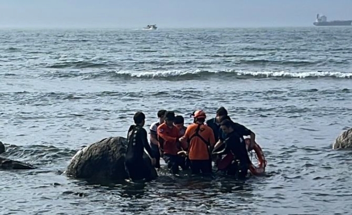 울산해경과 소방당국은 5일 오전 울산 동구 방어진항 슬도 주변에서 익수자를 구조했다. 울산해양경찰서 제공