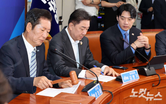 더불어민주당 정청래 신임 대표가 국회에서 열린 최고위원회의에서 의사봉을 두드리고 있다. 박종민 기자