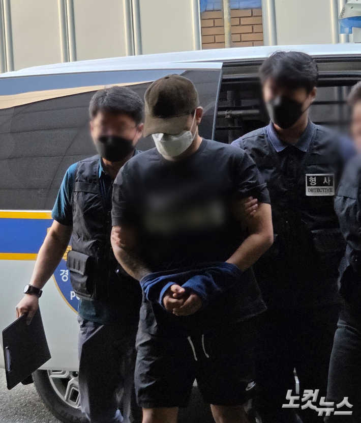전 연인을 흉기로 살해한 20대 남성이 5일 오전 대전서부경찰서로 압송되고 있다. 박우경 기자
