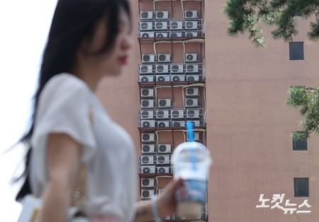 여름철 기록적인 폭염이 장기화되면서 에어컨 사용량이 급증하고, 이에 따라 가정의 전기요금 부담도 커지고 있는 가운데 5일 서울 시내의 한 건물에 에어컨 실외기들이 작동하고 있다.5일 한국전력공사에 따르면 월평균 280kWh의 전기를 사용하는 4인 가구가 하루 평균 5시간 24분씩 에어컨을 사용할 경우 월 전기요금은 약 11만 3500원이 부과된다. 이는 에어컨을 사용하지 않는 5월 평균 전기요금(5만 2840원)의 두 배가 넘는 수준이다.