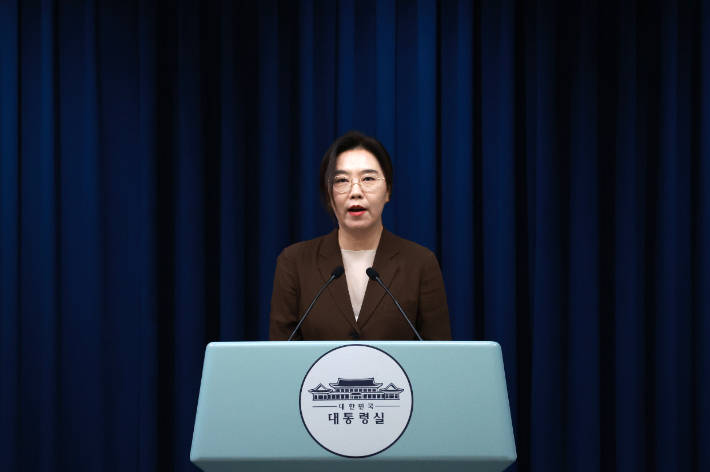 강유정 대통령실 대변인이 5일 서울 용산 대통령실 청사에서 현안 브리핑을 하고 있다. 연합뉴스