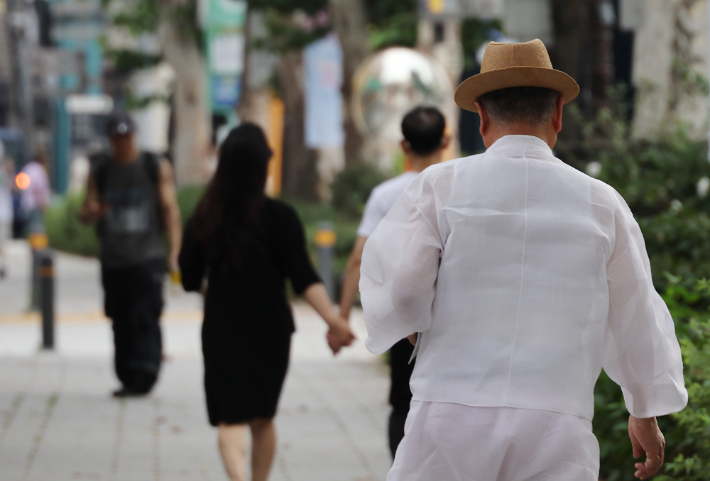 지난달 통계청 발표에 따르면 65세 이상 고령인구가 1012만2천명을 기록해 처음으로 1천만명을 넘어섰다. 연합뉴스