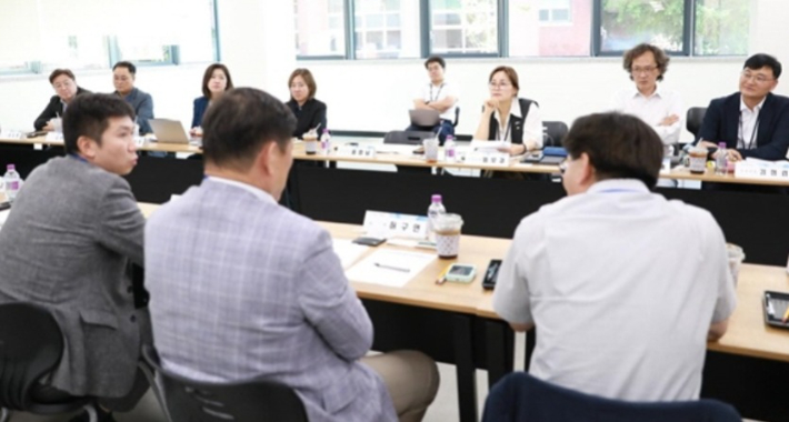 지난달 24일 열린 대통령 직속 국정기획위원회(사회2분과)의 스포츠 분야 간담회에서 대한체육회 유승민 회장(사진 아래 맨 왼쪽)의 발언을 임오경 기획위원(유 회장에서 시계 반대 방향으로 다섯번 째)이 경청하고 있다. 임오경 위원 SNS 캡처