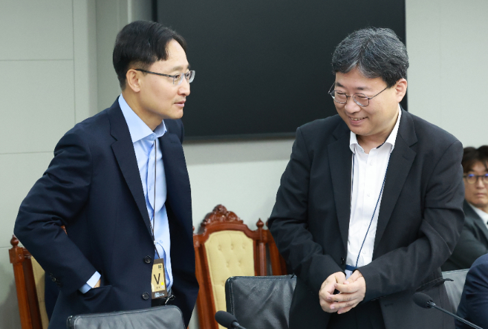 지난달 30일 서울 용산 대통령실 청사에서 이재명 대통령 주재로 열린 비상경제점검 태스크포스(TF) 3차 회의에 하준경 대통령실 경제성장수석(오른쪽)과 임광현 국세청장이 참석해 논의하고 있다. 연합뉴스