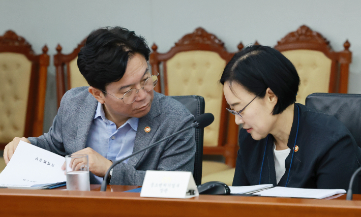 지난달 30일 서울 용산 대통령실 청사에서 이재명 대통령 주재로 열린 비상경제점검 태스크포스(TF) 3차 회의에 김영훈 고용노동부 장관(왼쪽)과 한성숙 중소벤처기업부 장관이 참석해 논의하고 있다. 연합뉴스